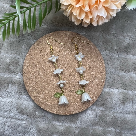 White Flower Earrings - Picture 1 of 3